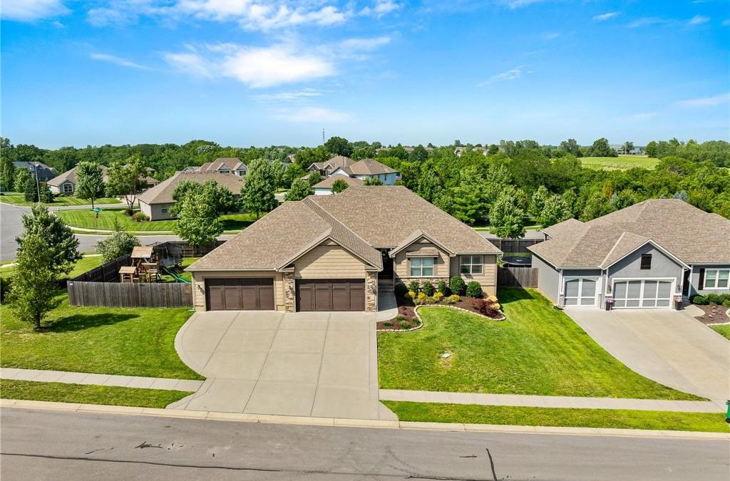 Active | 9300 SW Tsunami Court, Lee’s Summit, MO 64064