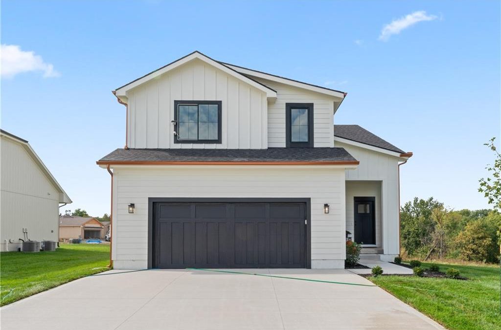 Active Under Contract | 2004 SE Oak Ridge Drive, Oak Grove, MO 64075