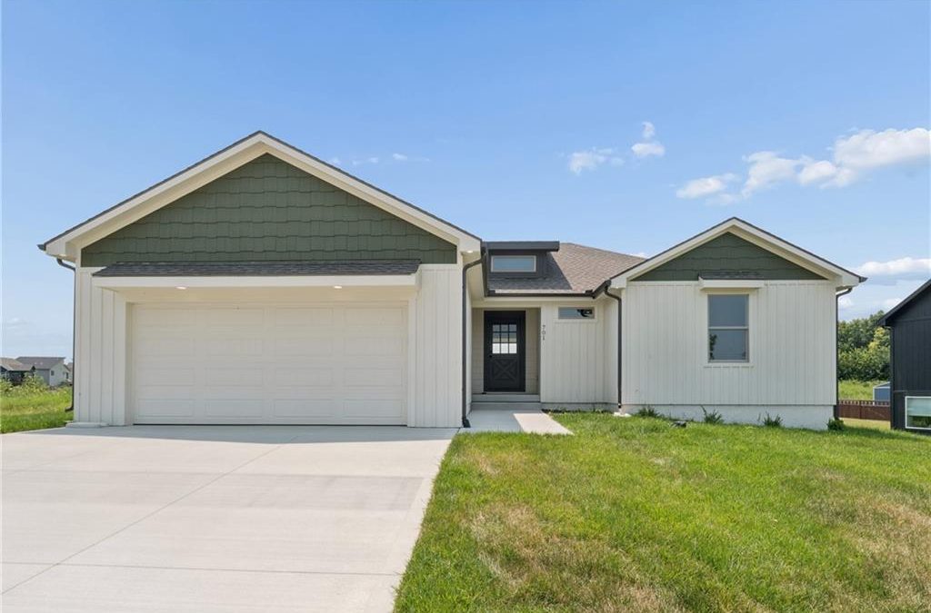 Active | Open House: Sat, Aug 22, 2026 01:00 PM – 04:00 PM | 701 SE 21st Street, Oak Grove, MO 64075